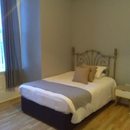 Newcastle West Hotel & Bar Quarto foto