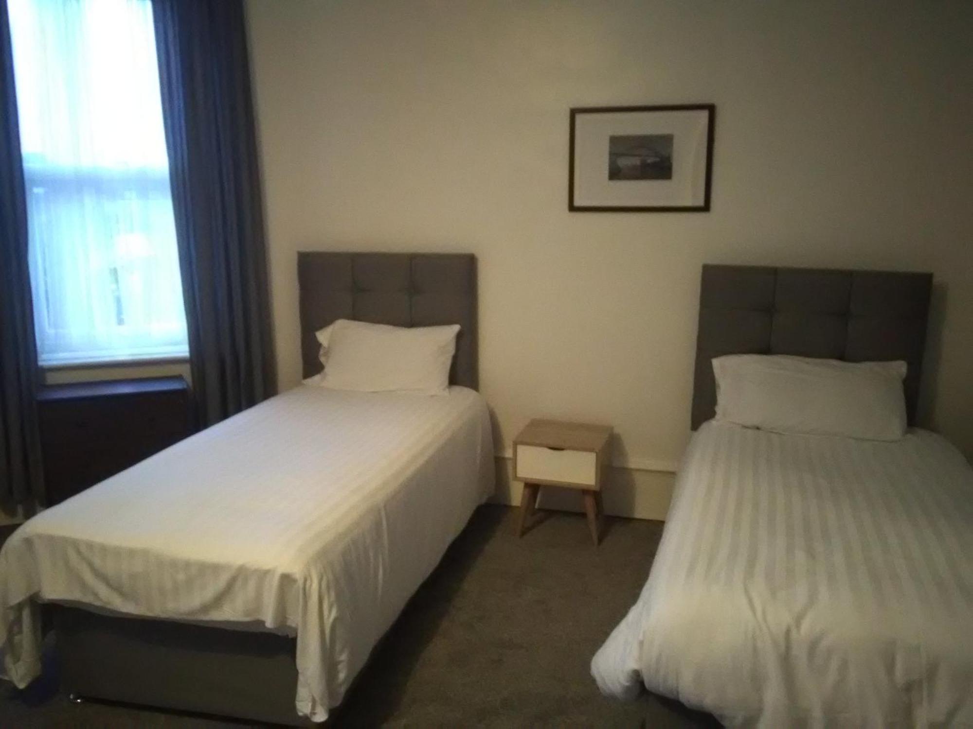 Newcastle West Hotel & Bar Quarto foto